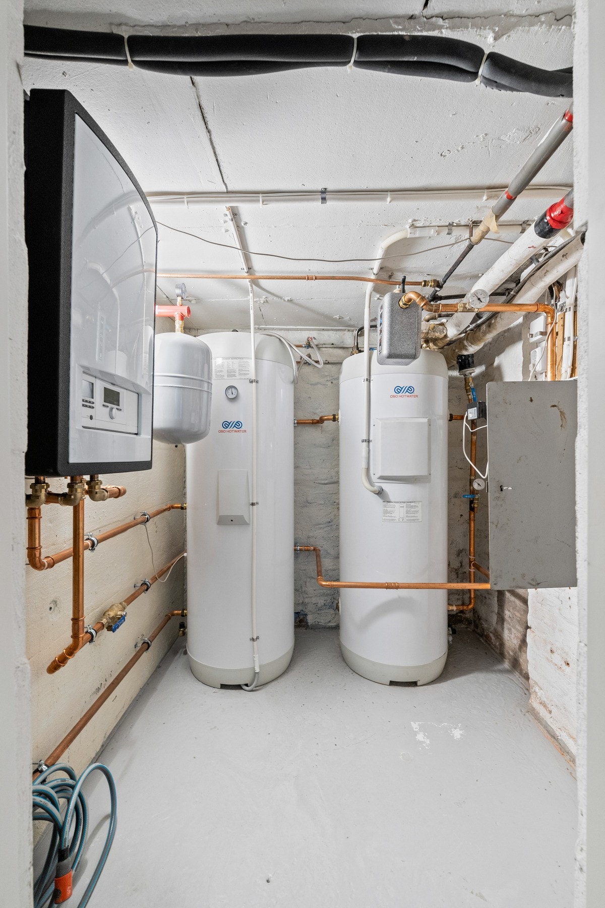 Boligen har et gjennomtenkt og moderne oppvarmingssystem som kombinerer energieffektivitet med god komfort. Oppvarmingen skjer via vannbårne radiatorer og gulvvarme. Galleribilde