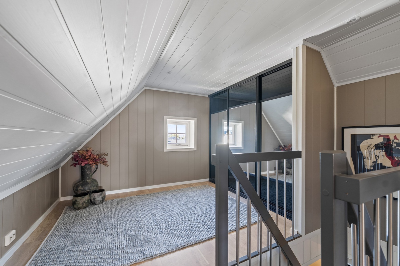 Et praktisk garderobeskap gir ekstra oppbevaringsplass og bidrar til en ryddig romfølelse. Galleribilde