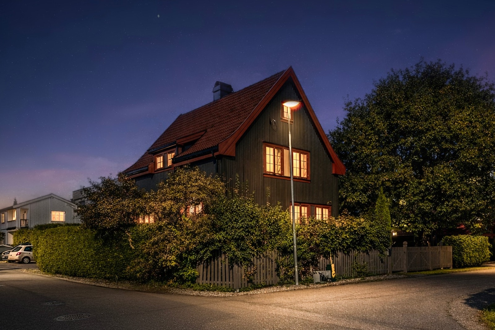 Boligen har en attraktiv og sentral beliggenhet i et moderne og urbant boligområde midt i Lillestrøm sentrum. Med kun ca. 450 meter til Lillestrøm stasjon og en reisetid på omtrent 10 minutter til Oslo med tog, er dette et ideelt bosted for pendlere. Galleribilde