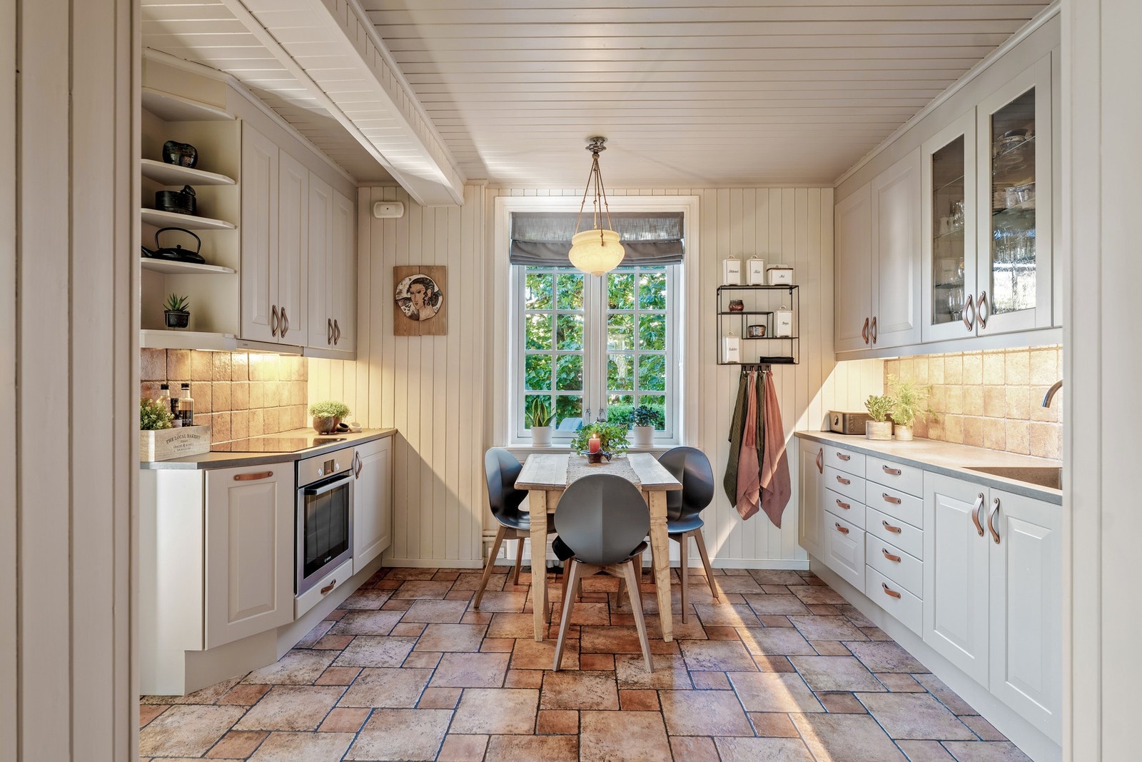 Kjøkkenet har en tidløs og profilert innredning fra 2000-tallet, som ble overflateoppusset i 2018 og fremstår i dag som velholdt og innbydende. Galleribilde