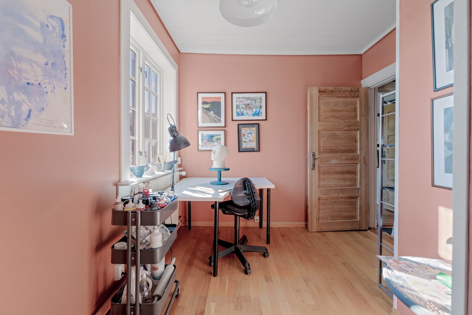 Soverom nummer tre har parkettgulv og benyttes i dag som et arbeidsrom, men fungerer like godt som soverom, gjesterom eller hobbyrom. Veggene er malt i en stilig farge, som sammen med dagslyset fra vinduet skaper en livlig kombinasjon. Galleribilde