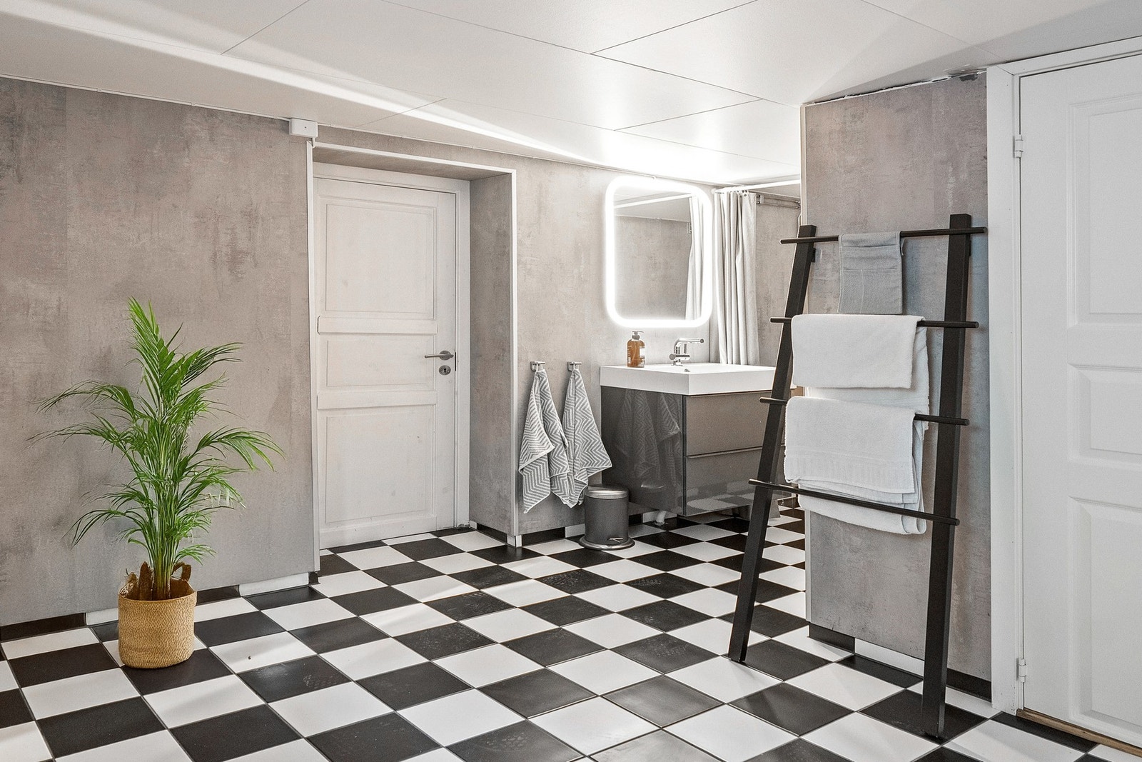 Badet i kjelleren oppgradert rundt 2005 og fremstår som stilrent og funksjonelt. Gulvet er flislagt i en tidløs sjakkmønstret stil, og varmekabler sørger for behagelig gulvtemperatur gjennom hele året Galleribilde