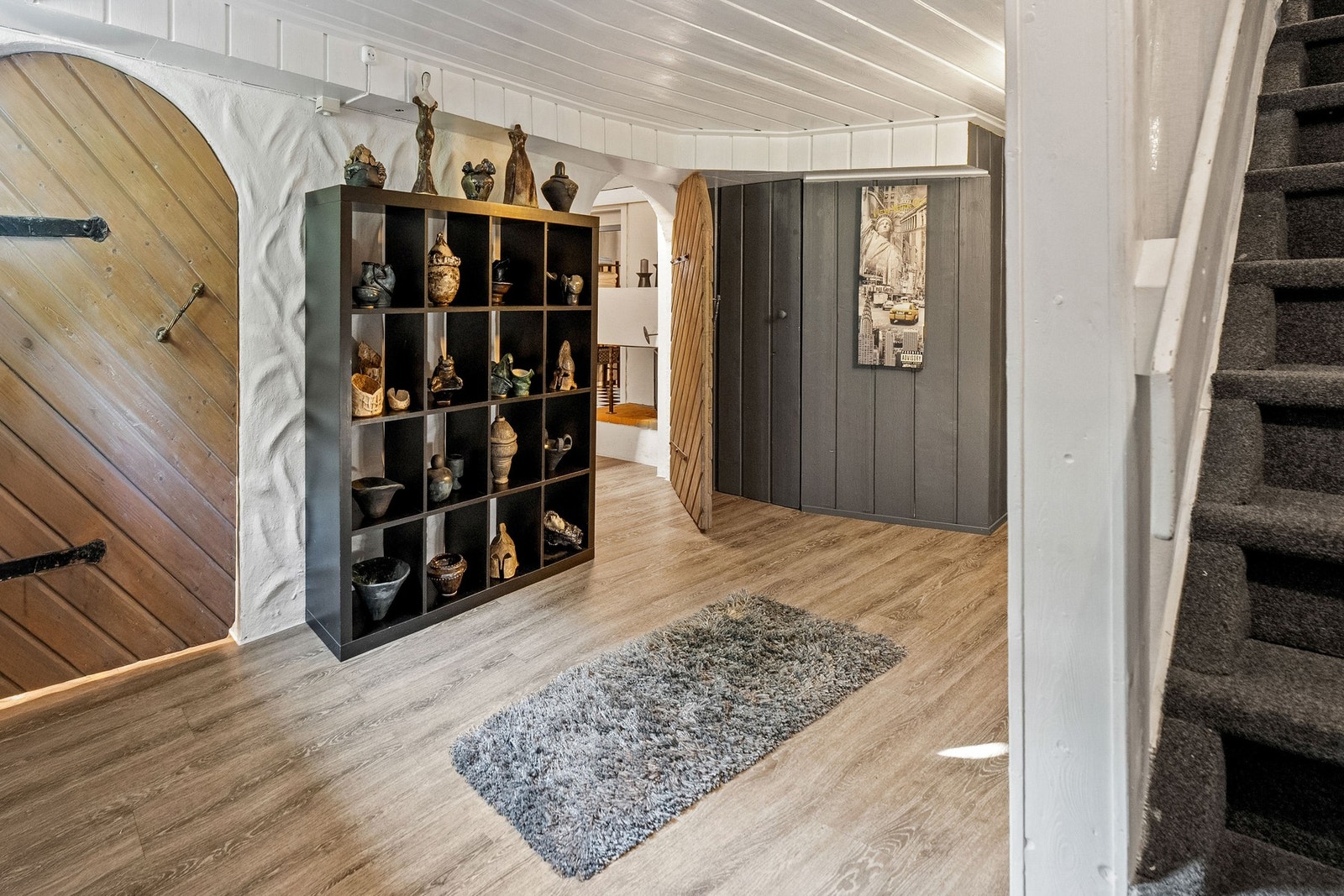 Rommet er gjennomgående romslig, med en praktisk planløsning som gir mange innredningsmuligheter. Galleribilde