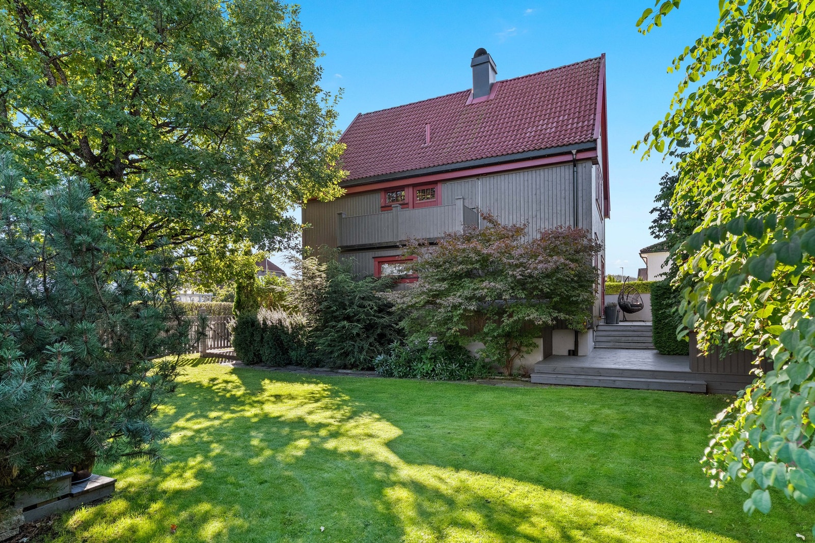 Omkranset av en frodig hage og en grønn oase, får uteområdet en lun og skjermet atmosfære. Galleribilde