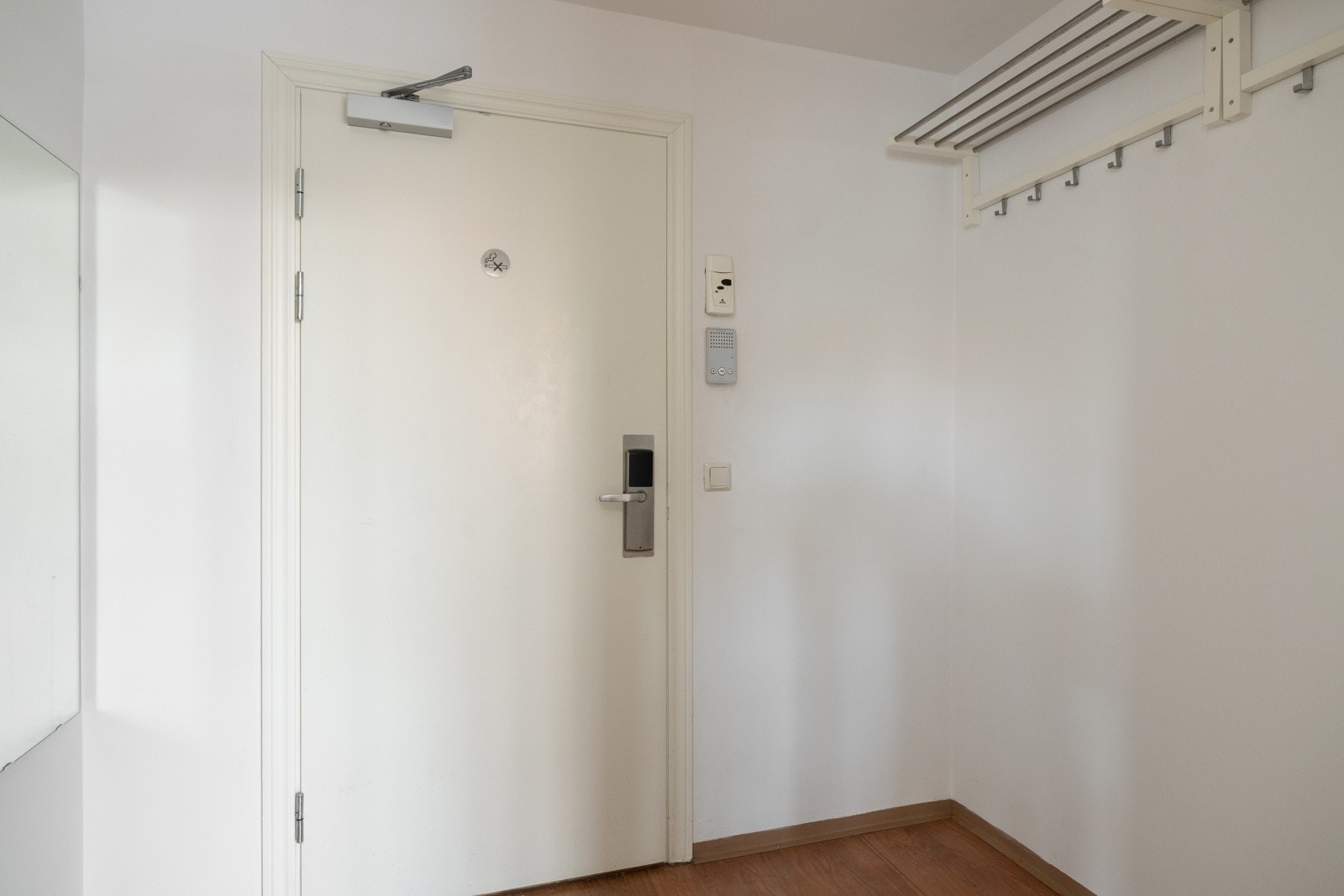 Du tar deg opp til leiligheten i byggets 2. etasje via felles trapperom med heis. Galleribilde