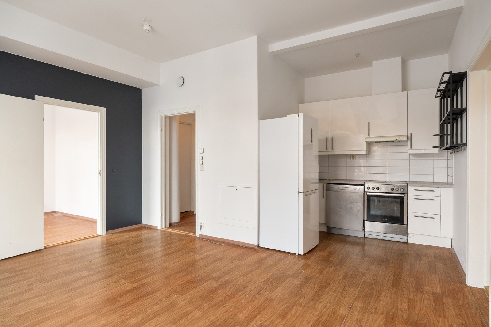 Kjøkkenet ligger i en fin delvis åpen løsning med stuen, naturlig tilbaketrukket, men likevel åpent og sosialt. Galleribilde