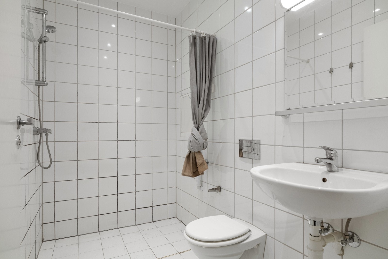 I tilknytning til soverom 2 og 3 er det er lyst flislagt baderom fra 2011. Baderommet har lyse fliser på gulv og vegger, vannbåren gulvvarme, downlights i himlingen og avtrekk via balansert ventilasjon. Galleribilde