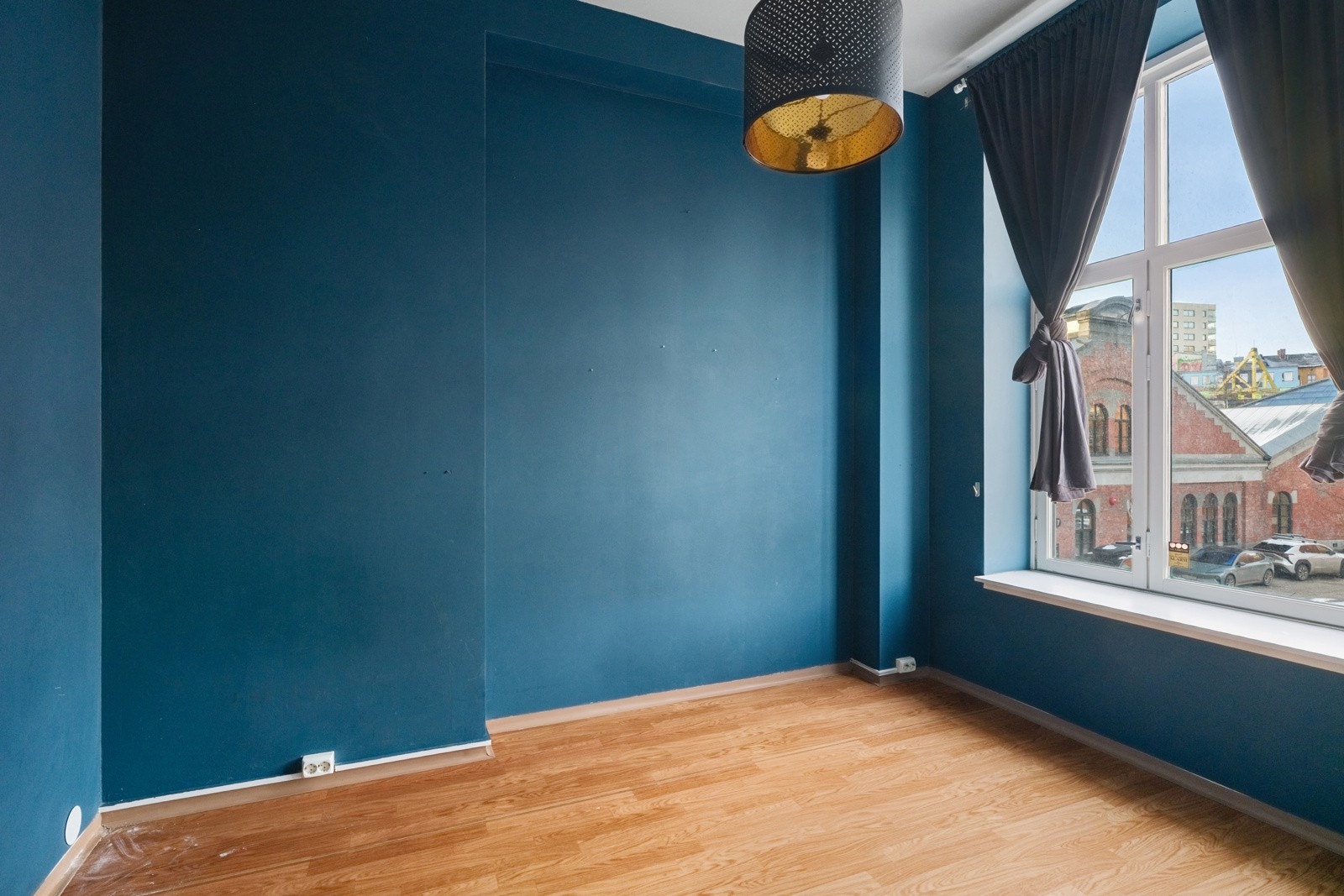 Soverom 3 har belegg på gulv med vannbåren gulvvarme og overflater malt i en mørk blåfarge. Galleribilde