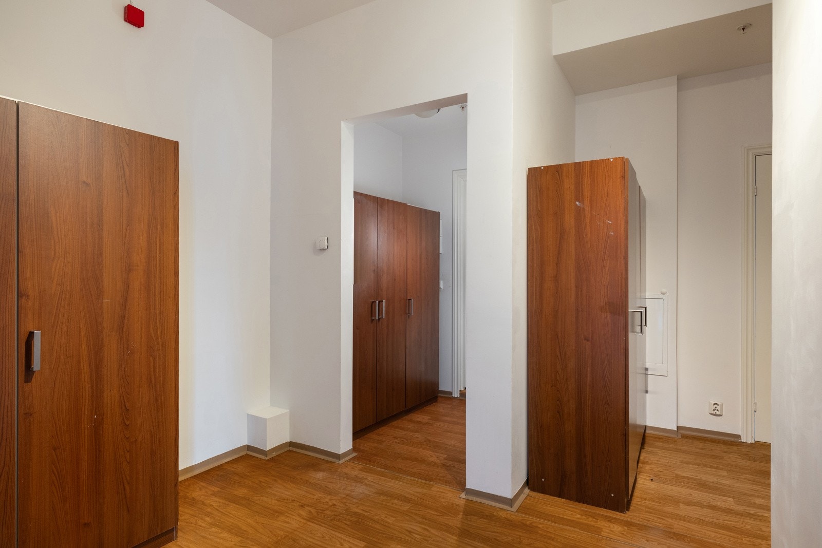 Mellomgang med god oppbevaringsplass i garderobeskap, samt adkomst til 2 soverom og baderom. Galleribilde