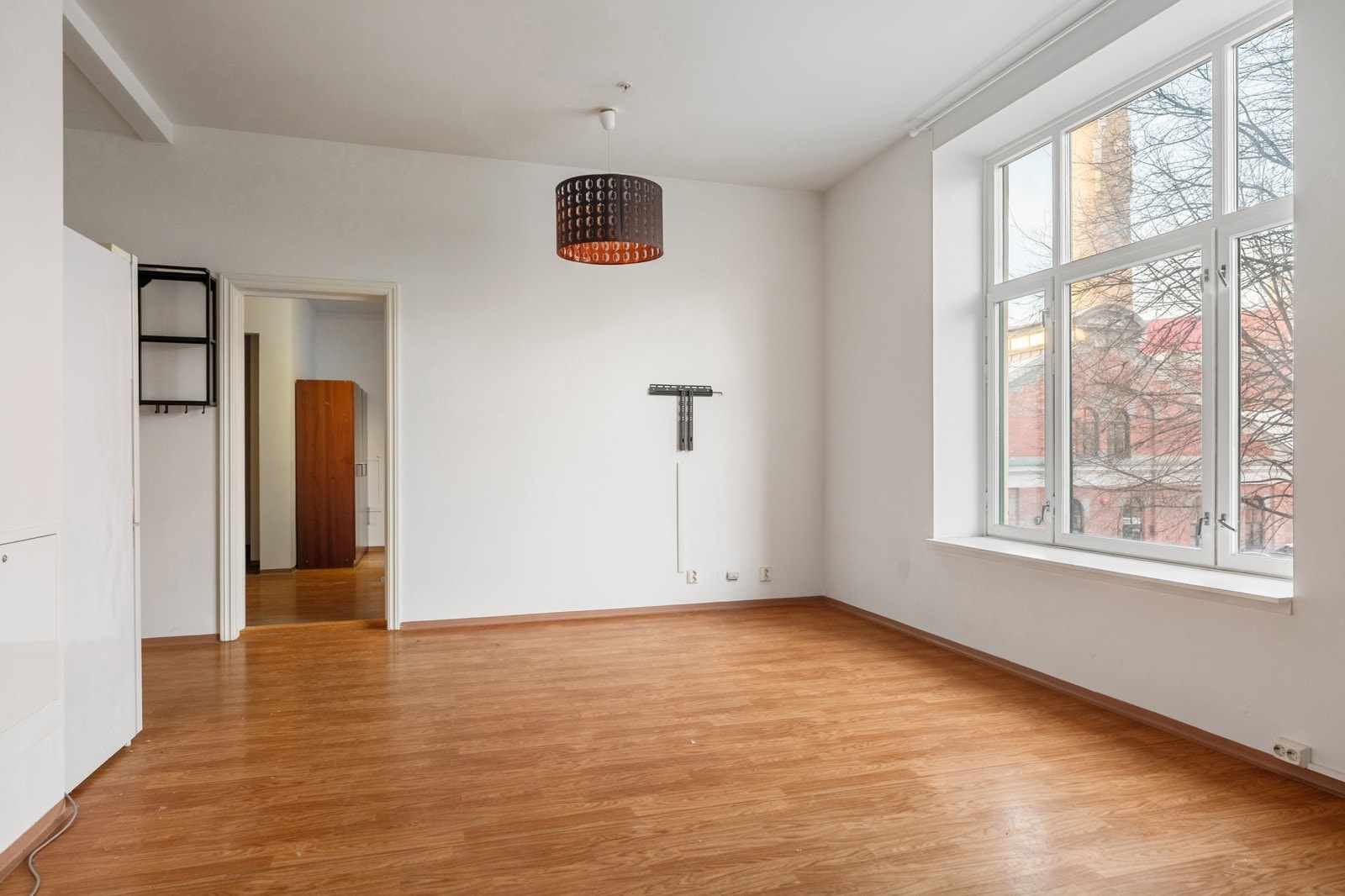 Leiligheten ligger i 2. etasje i et historisk bygg fra 1890, og har en spennende planløsning med 3 soverom og 2 baderom. Galleribilde