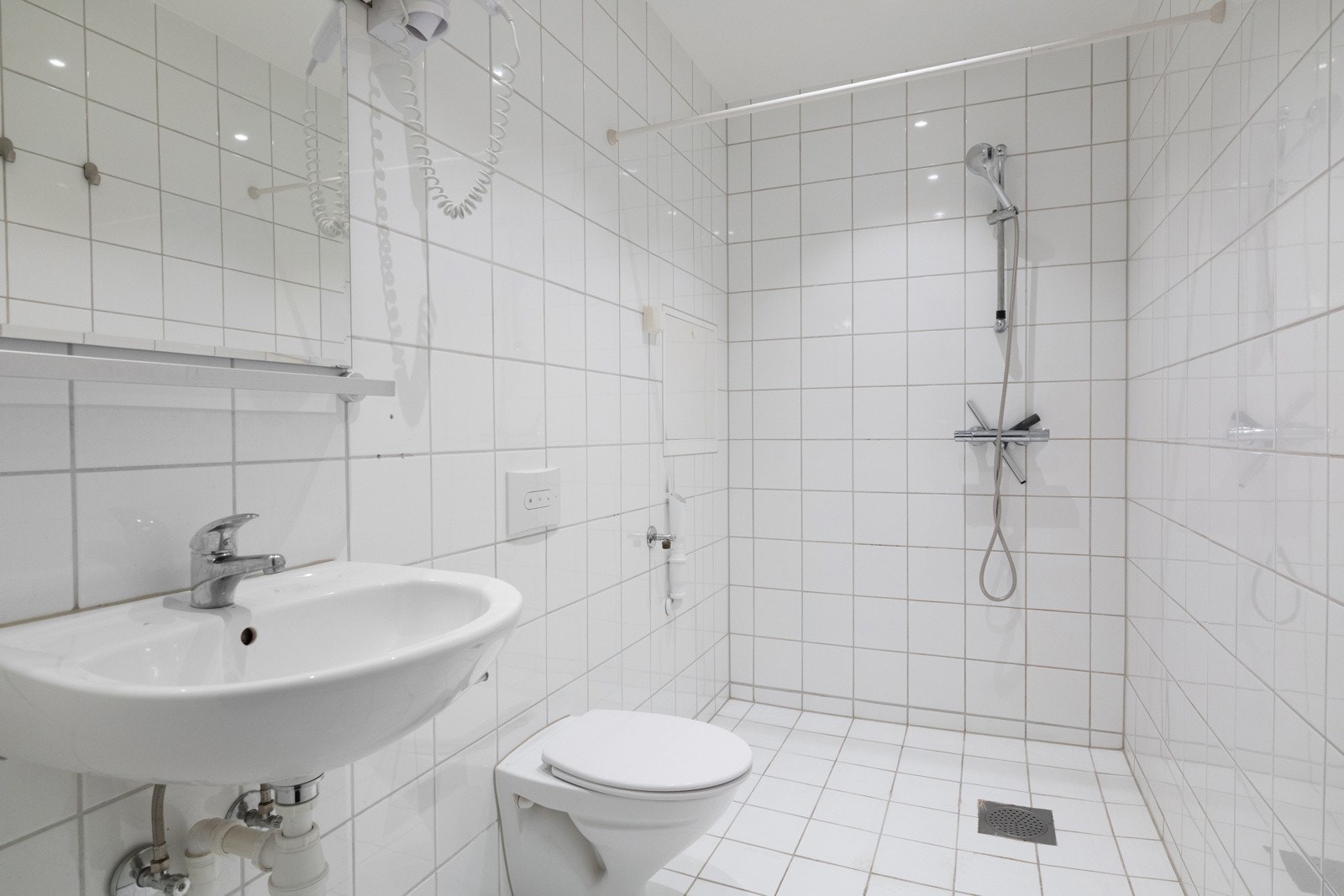 Baderom 2 har adkomst fra entréen. Et lyst flislagt baderom fra 2011 med vannbåren gulvvarme, downlights i himlingen og avtrekk via balansert ventilasjon. Galleribilde