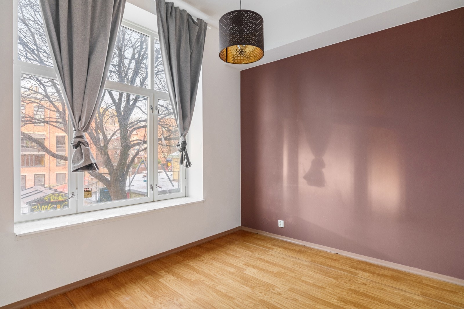 Soverom 2 har glatte lysmalte overflater med en kontrastvegg. Galleribilde