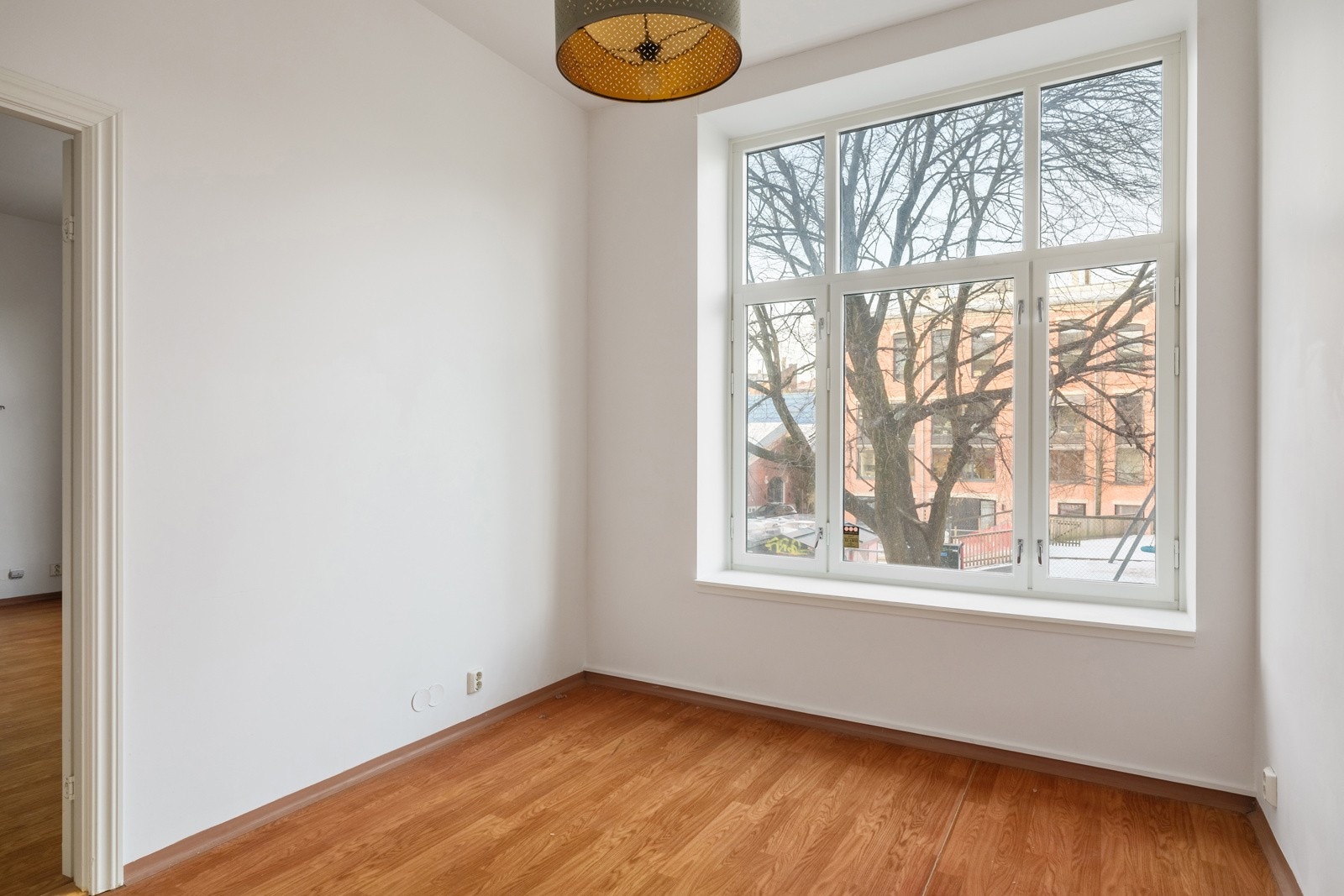 Alle vinduene i leiligheten har 3-lags isolerglass og brede vinduskarmer for planter og dekor. Galleribilde