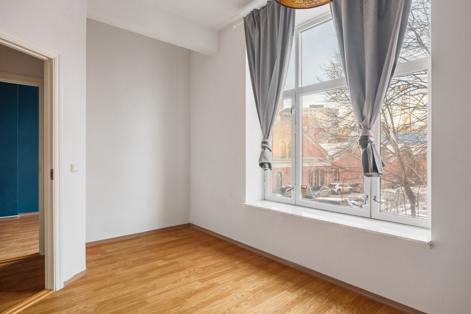 Den store vindusflaten slipper inn rikelig med naturlig lys, samtidig som det er lite direkte innsyn. Galleribilde