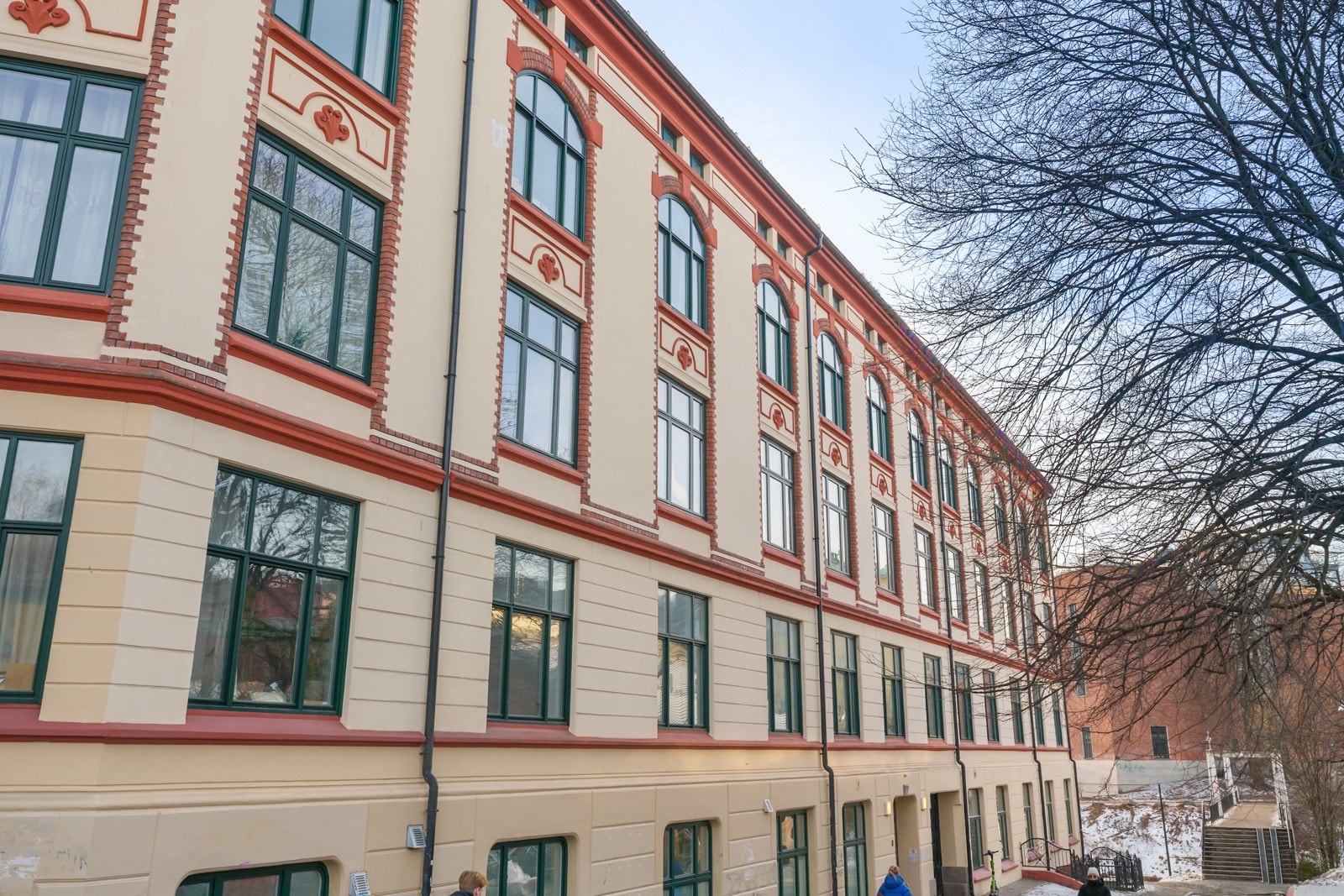 Attraktiv beliggenhet på Grünerløkka rett ved Akerselva og med nærhet til "alt" du kan tenke deg. I nabolaget har du både yrende folkeliv og bedagelig hverdagsliv. Galleribilde