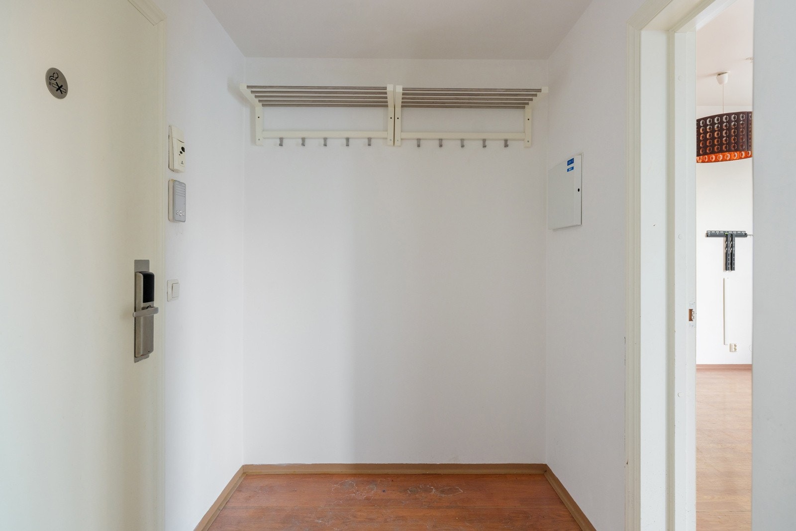 I entréen har du plass til sko og oppheng av yttertøy. Galleribilde