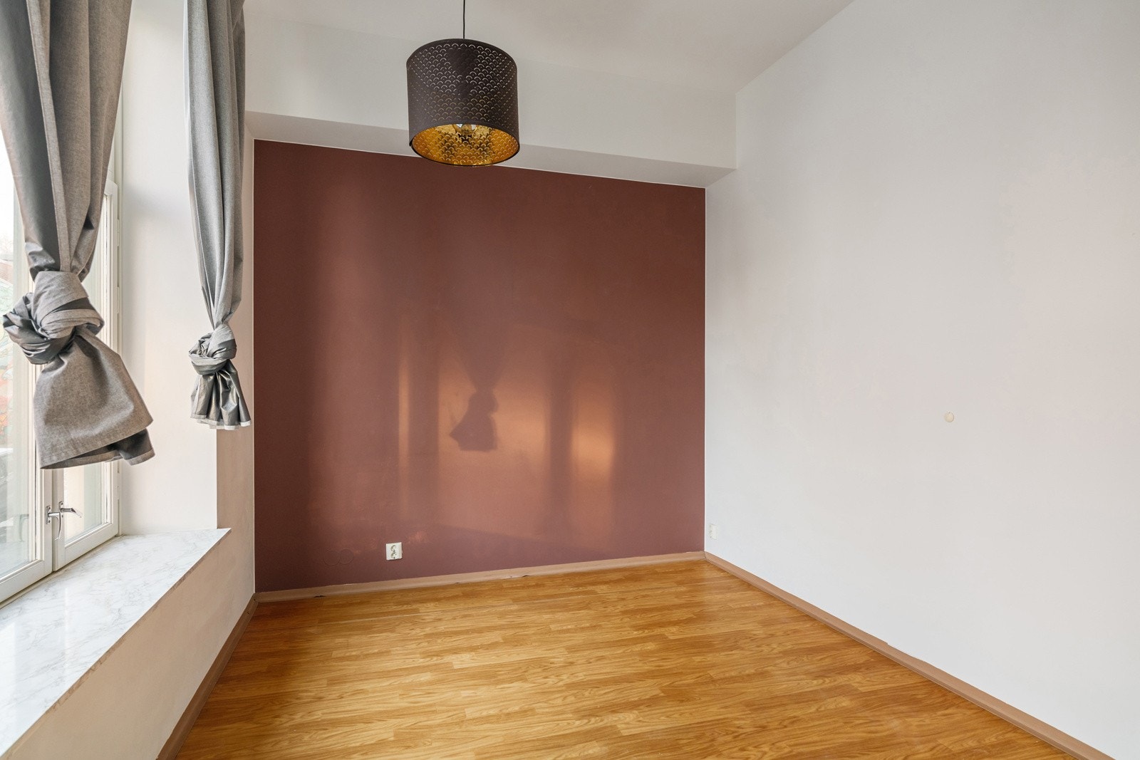 På soverommet er det plass til dobbeltseng med tilhørende nattbord og garderobeløsninger etter eget ønske og behov. Galleribilde