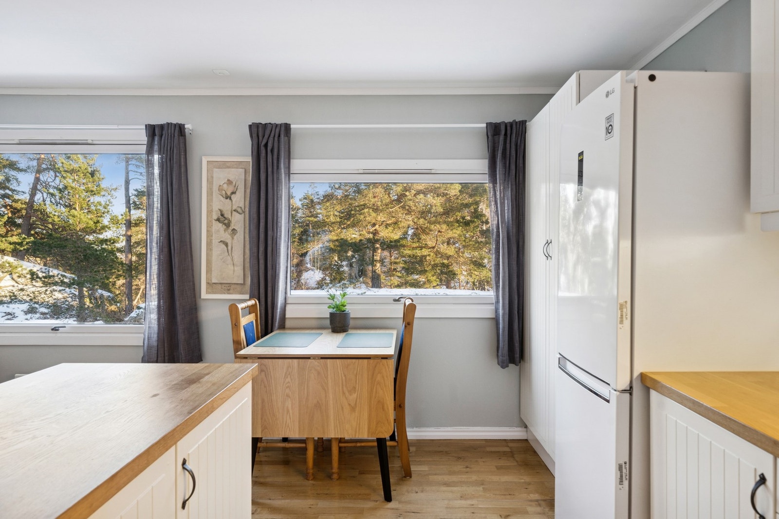 Fra kjøkkenet er det fredfull utsikt mot naturskjønne områder Galleribilde