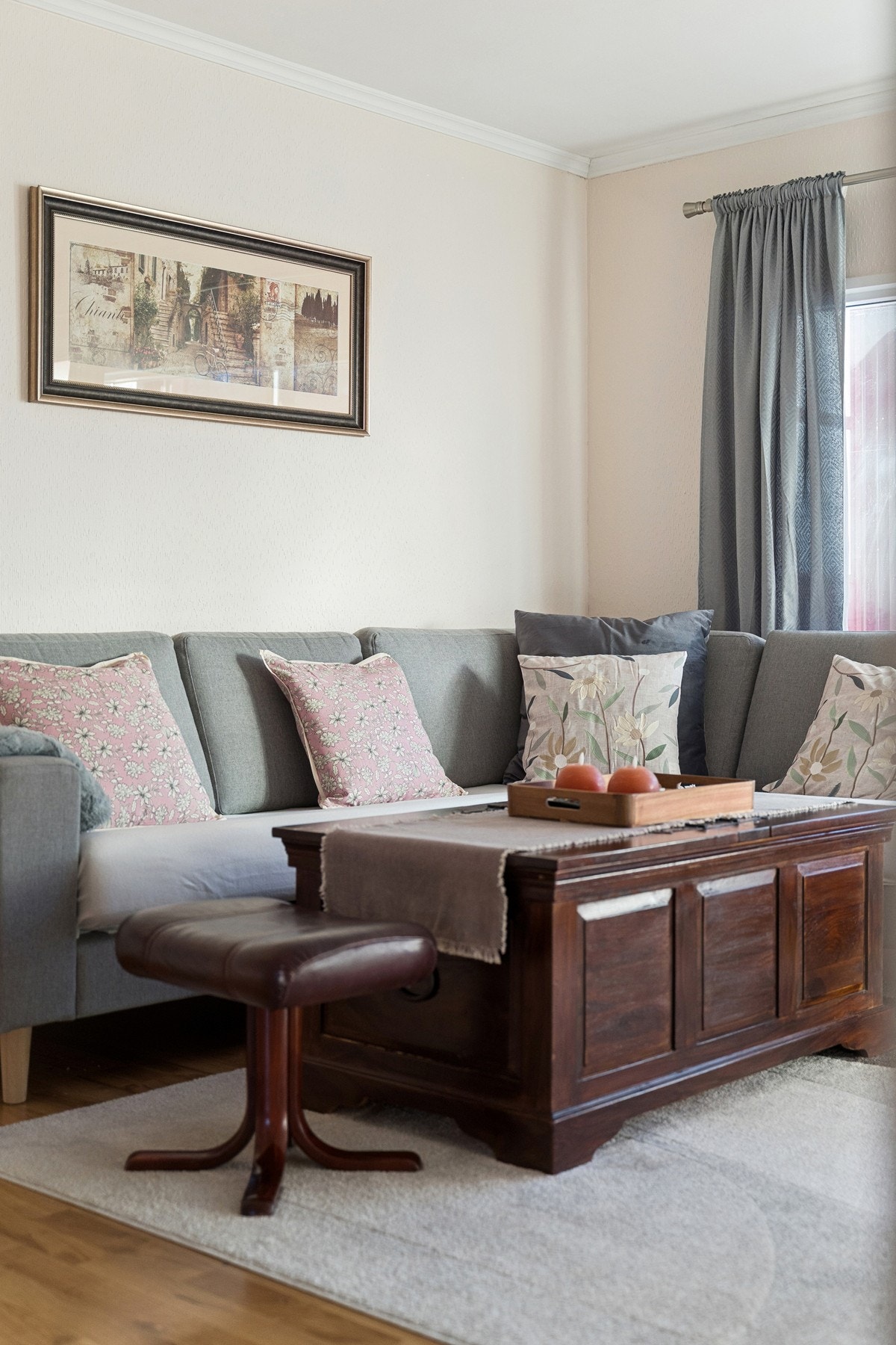 Stuen har en luftig planløsning og fine møbleringsmuligheter. Galleribilde