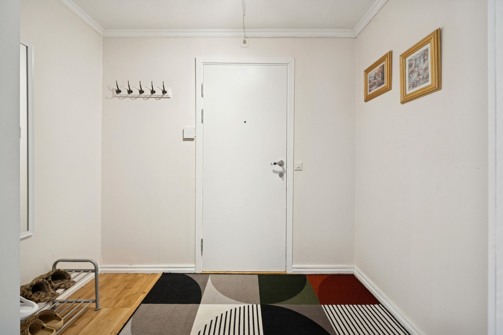 Romslig entré med plass til garderobeløsning. Galleribilde