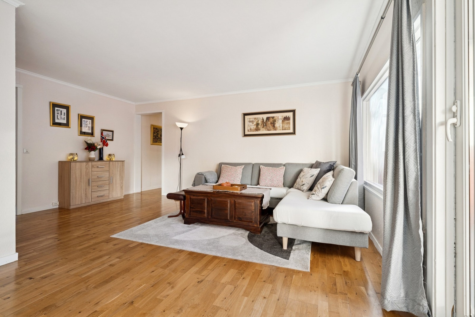 Stuen oppleves romslig og sosial. Galleribilde