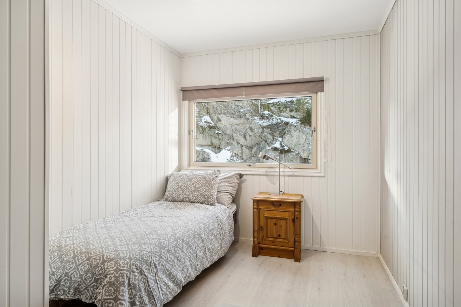 Plass til seng og skrivebord. Galleribilde