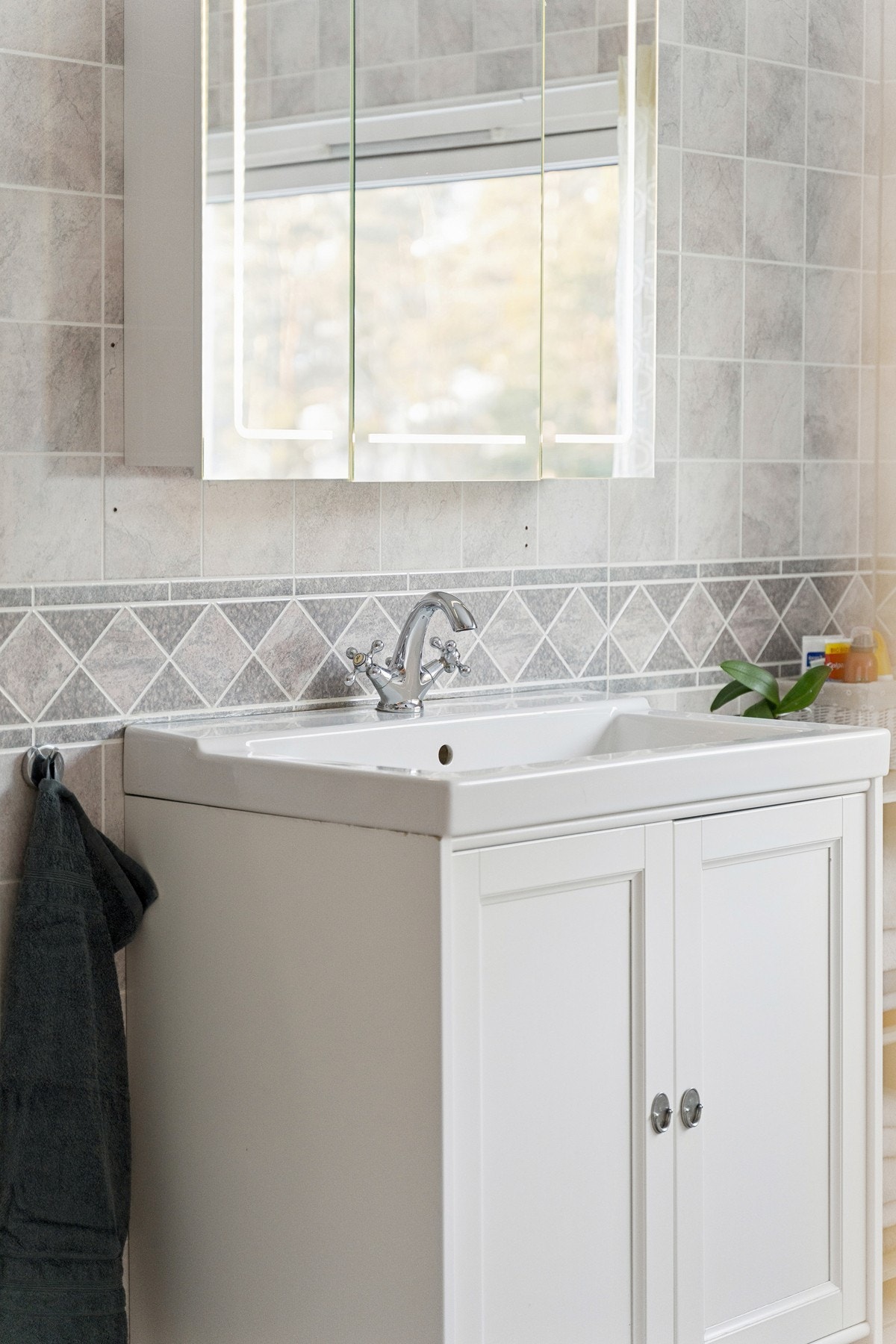 Servantskap med speilskap over. Galleribilde