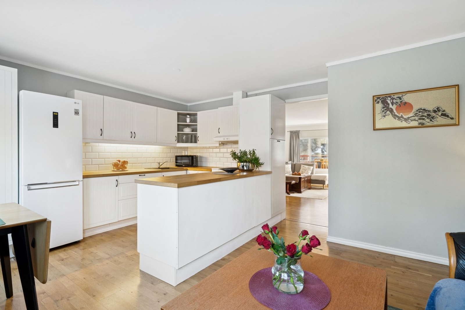 Kjøkken i delvis åpen løsning mot stue. Galleribilde