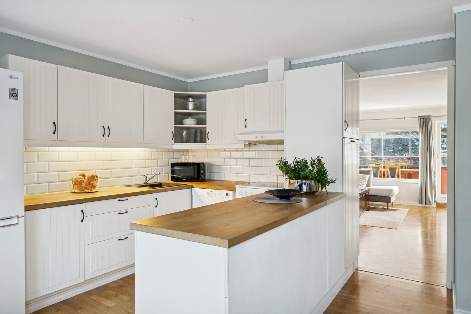 Praktisk utforming med gode arbeidsflater. God skap- og benkeplass. Galleribilde