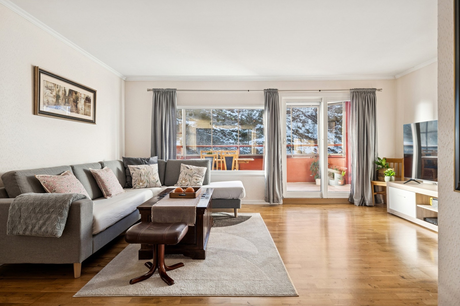 Utgang til romslig innglasset balkong fra stuen. Galleribilde