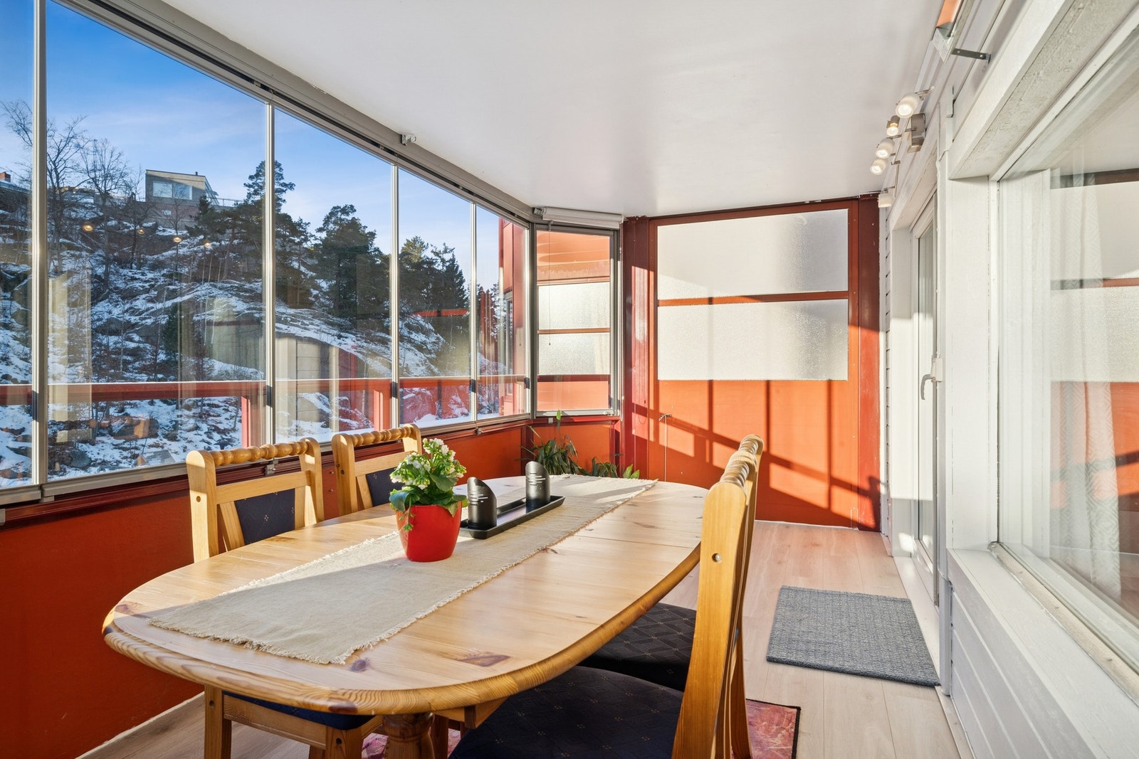 Flott utsyn mot omkringliggende natur. Galleribilde