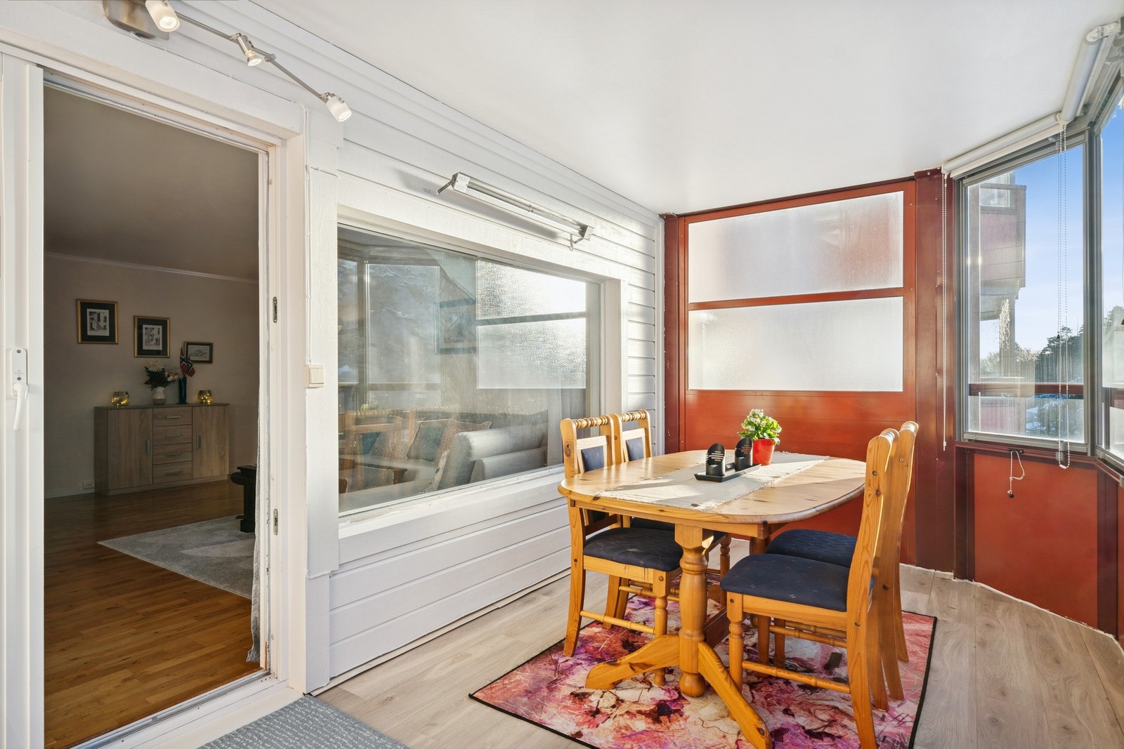 Romslig innglasset balkong som fungerer som et ekstra oppholdsrom store deler av året. Galleribilde