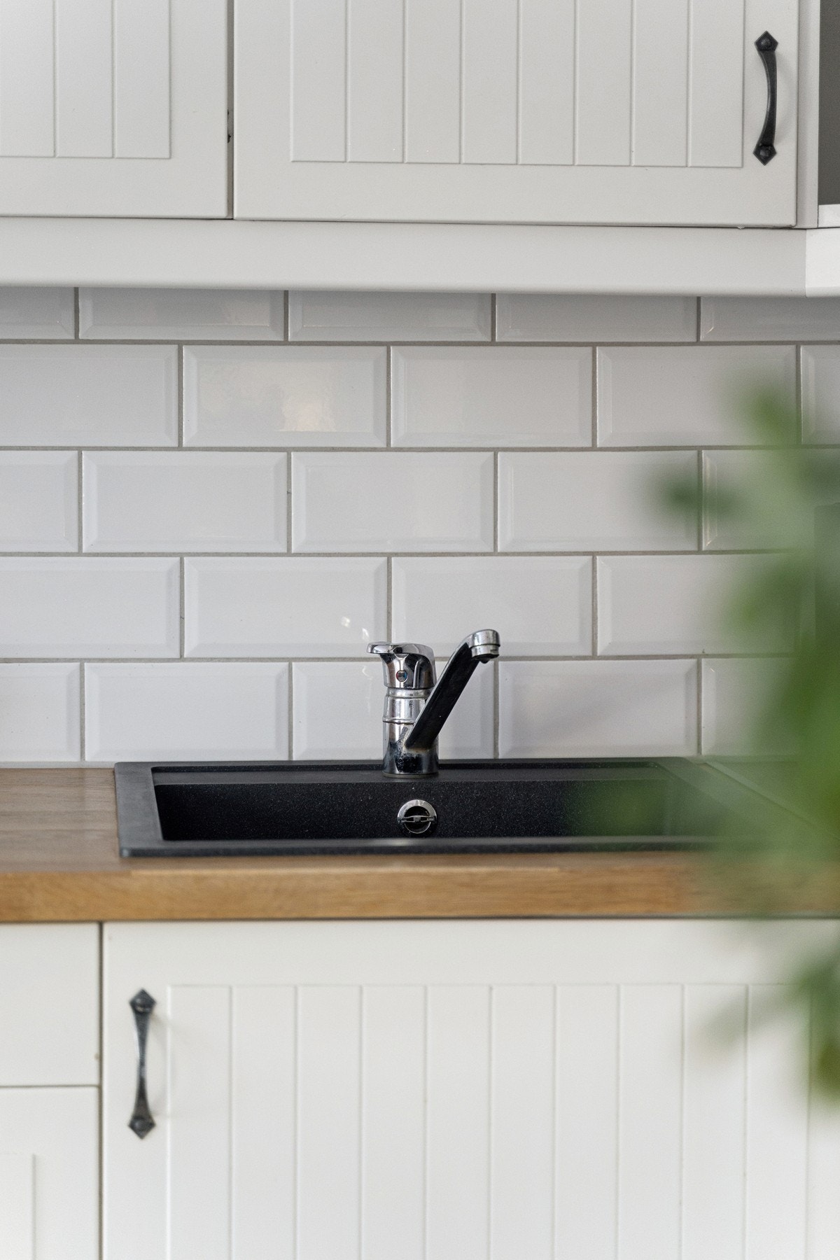 Flislagt vegg mellom benk og overskap. Galleribilde