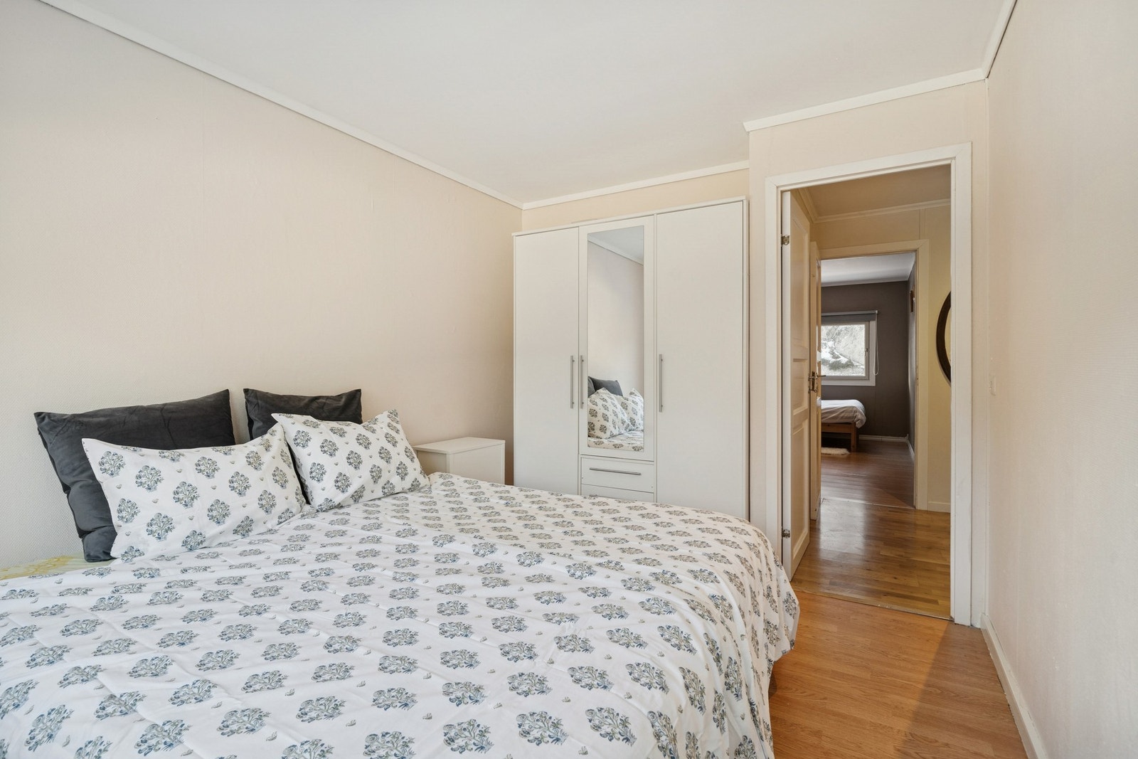 Hovedsoverom med plass til dobbeltseng og garderobe. Galleribilde