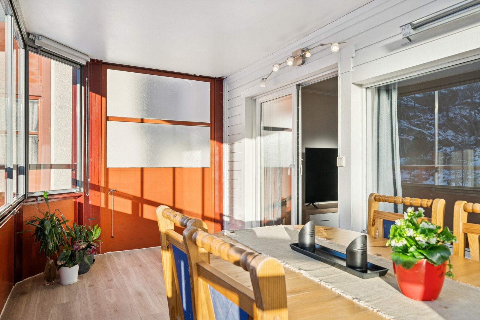 Balkongen har plass til både sittegruppe og spisebord. Galleribilde