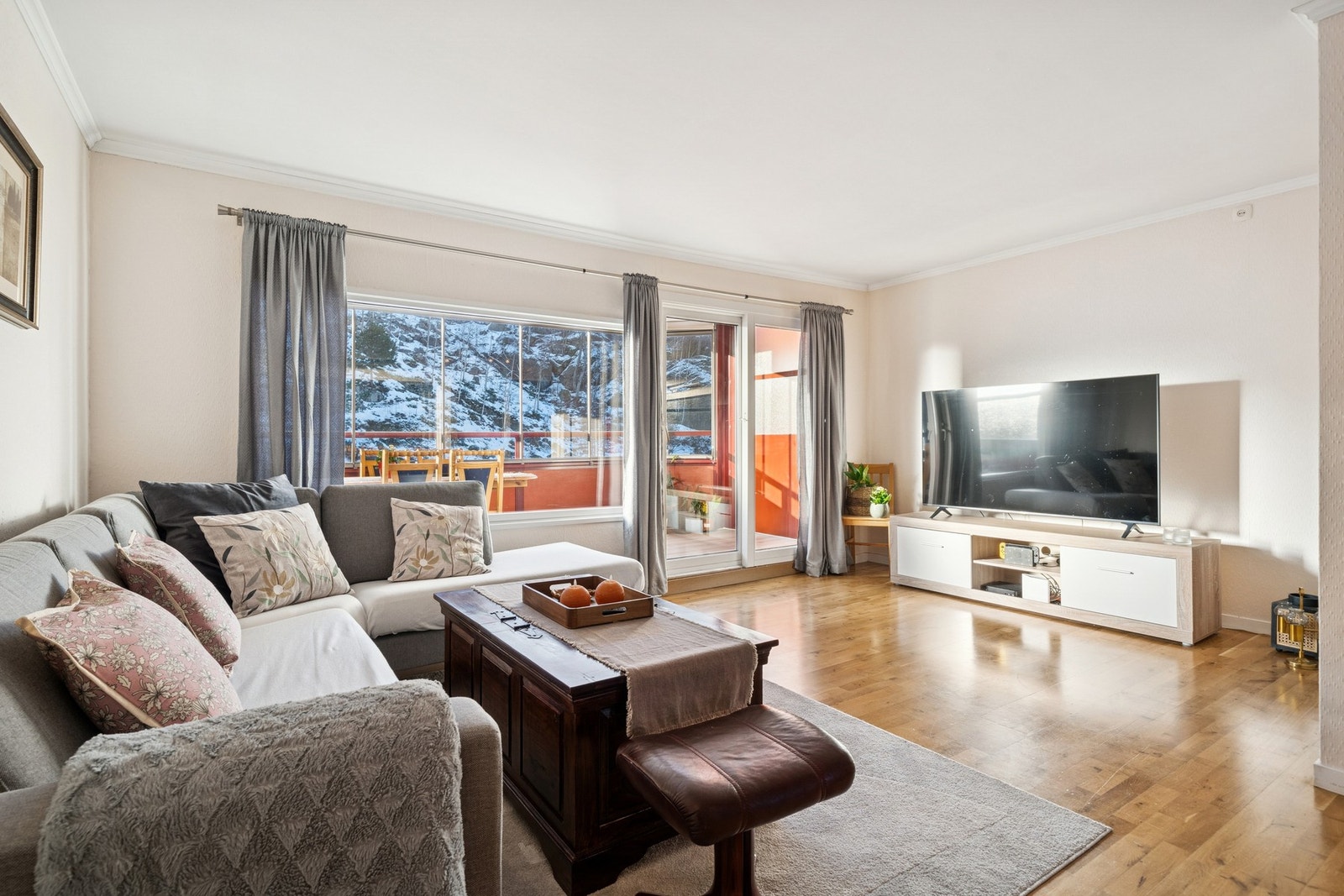 Lys og romslig stue med store vindusflater og godt naturlig lysinnslipp. Galleribilde