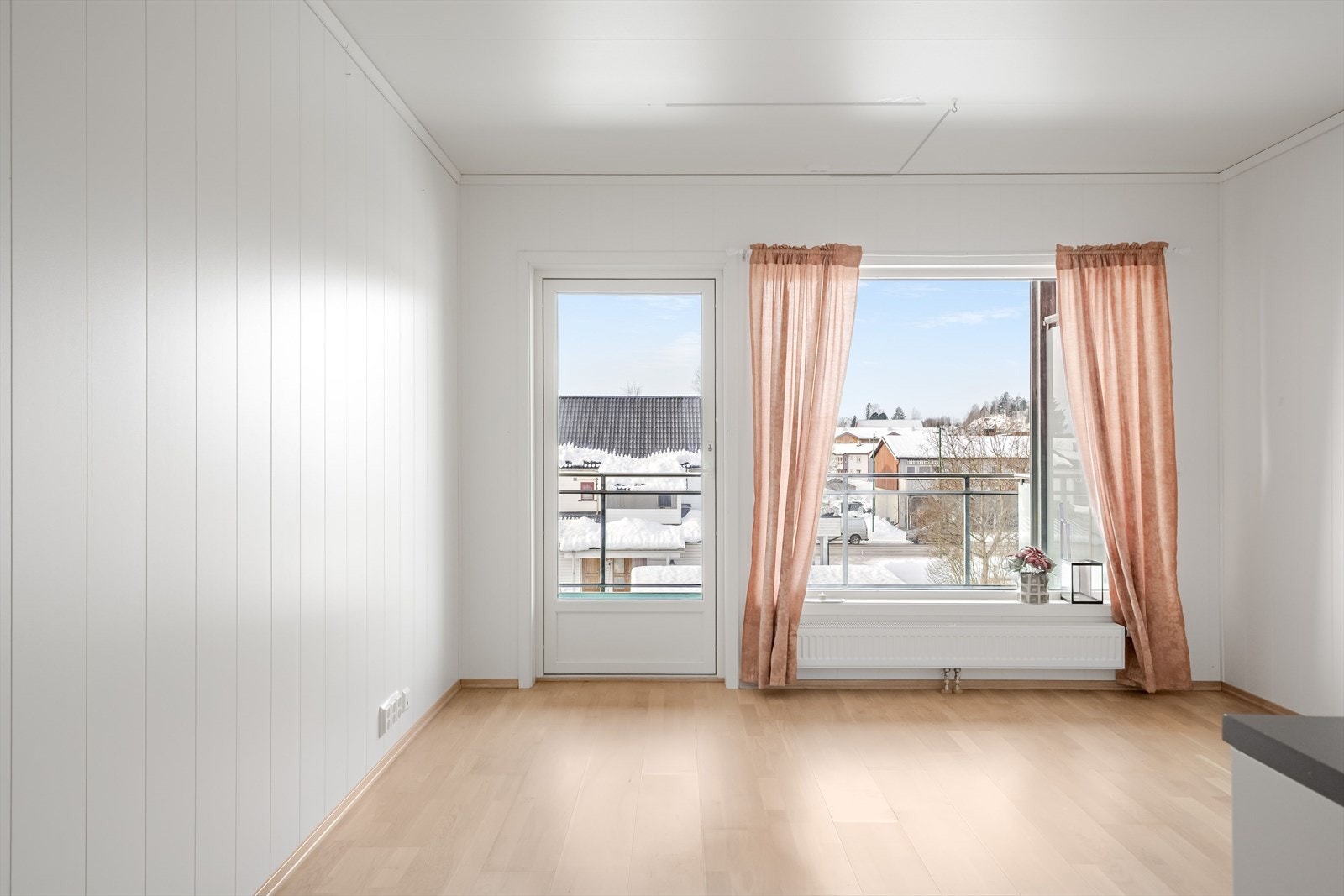 Store vindusflater sørger for godt lysinnslipp i tillegg til lyse vegger og gulv. Galleribilde