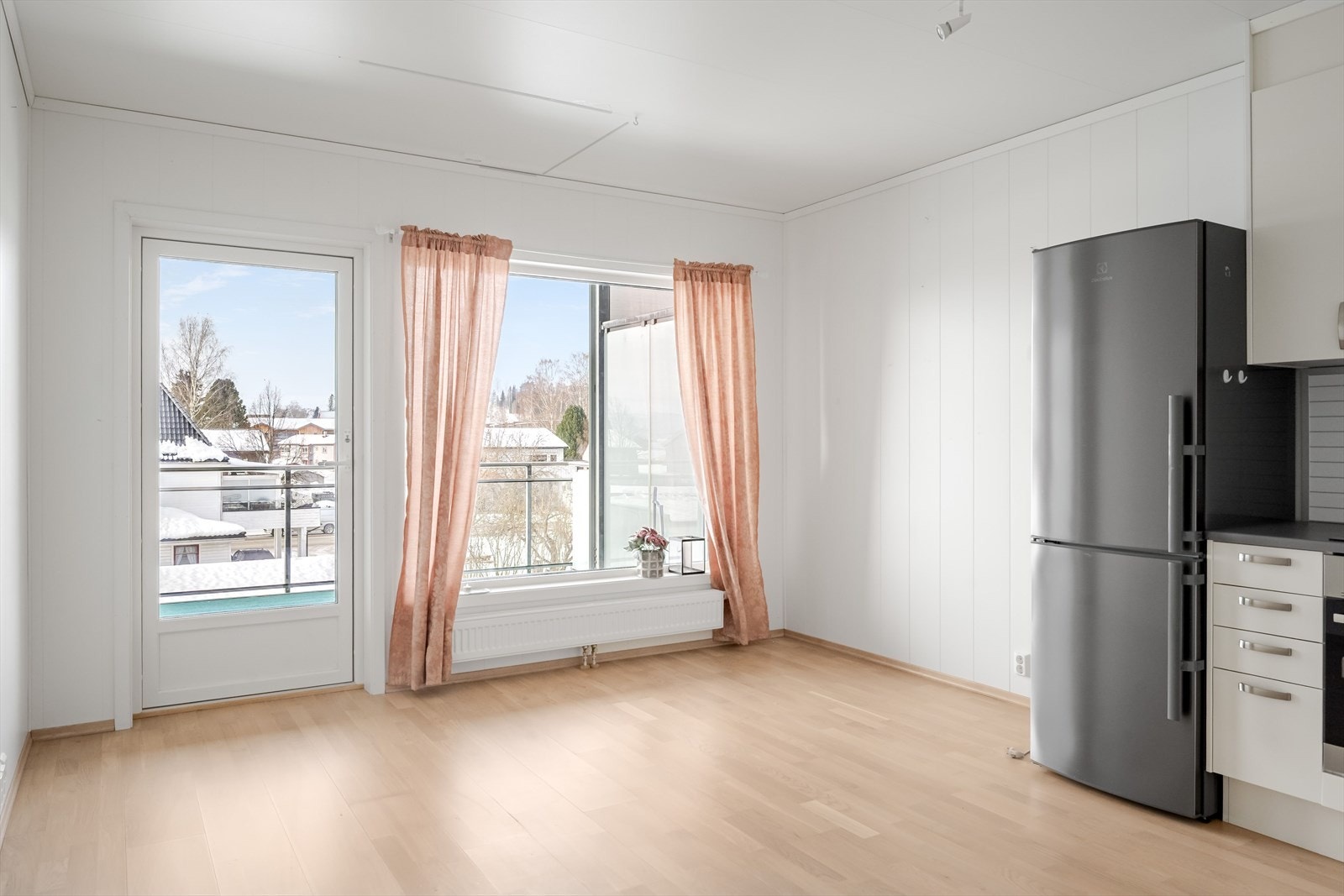 Her kan du møblere med sofagruppe, TV-møblement og et lite kjøkkenbord. Galleribilde