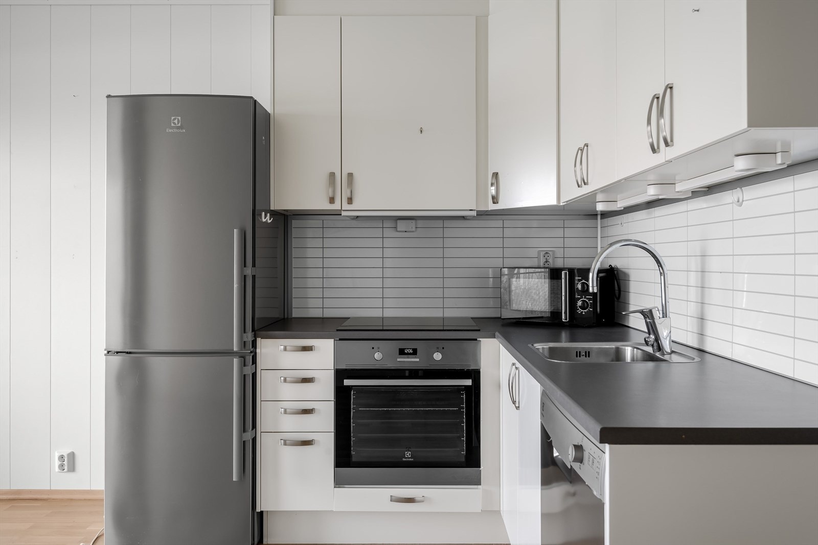 Her har du integrert stekeovn og platetopp samt plass til frittstående oppvaskmaskin og kjøle-/fryseskap. Galleribilde