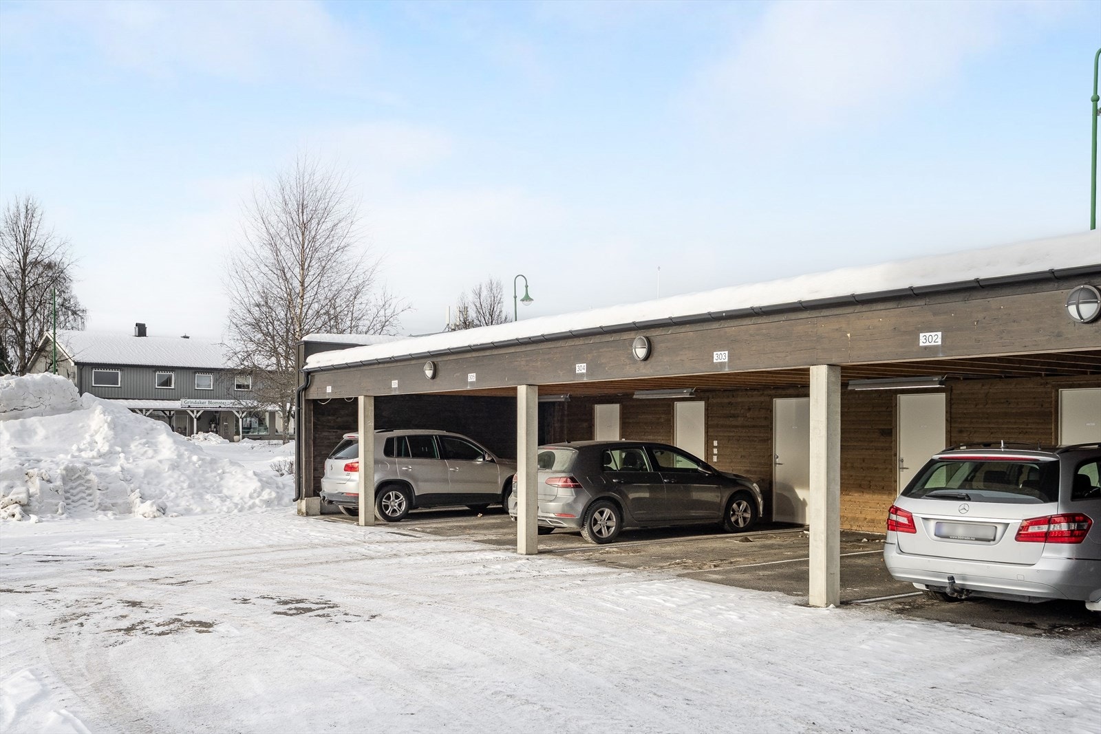 Carportanlegg gir praktisk parkering med enkel tilgang til boligen. Normalt vedlikeholdt anlegg med boder i fellesområde. Galleribilde