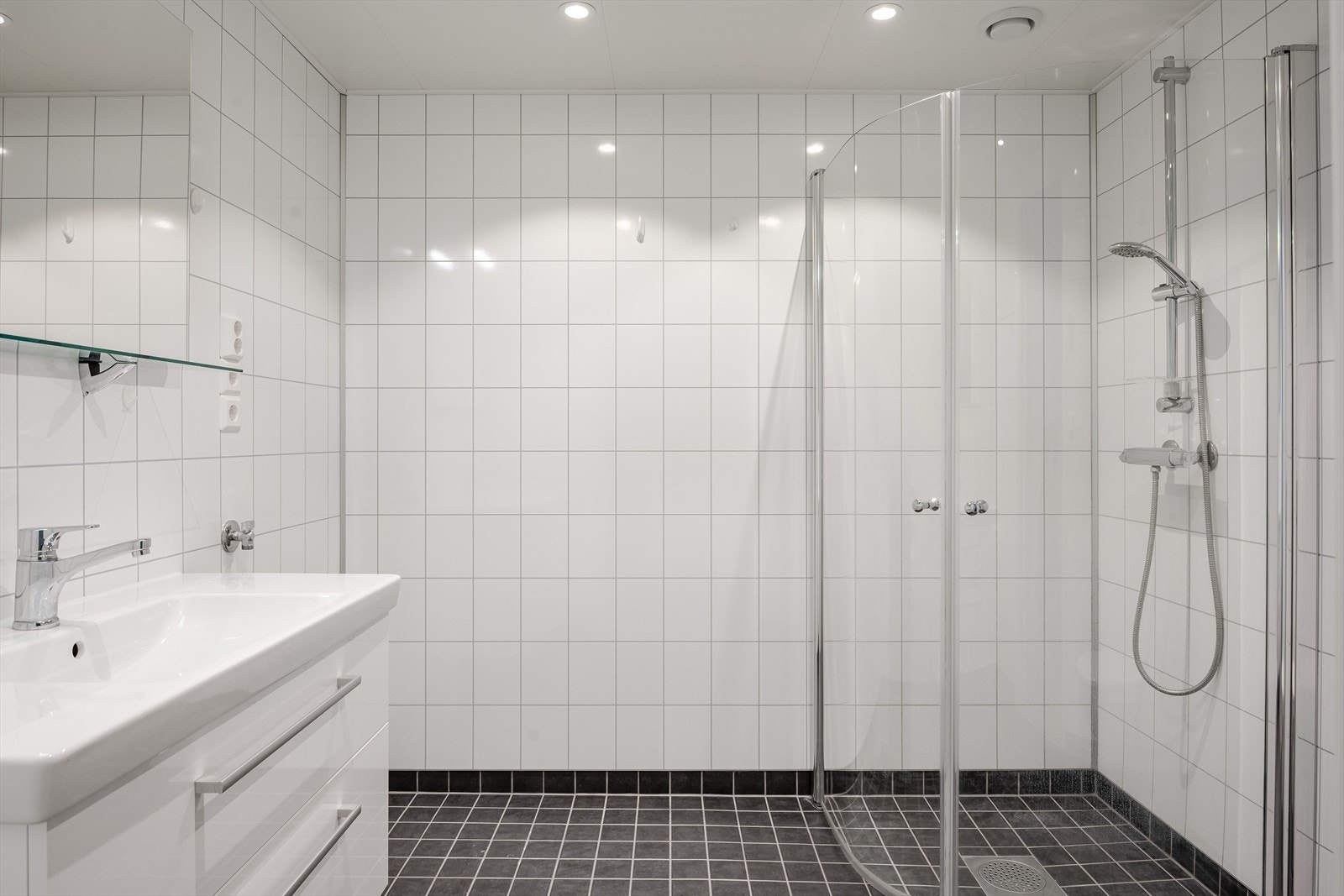 Åpen dusjløsning med glassdører. Galleribilde