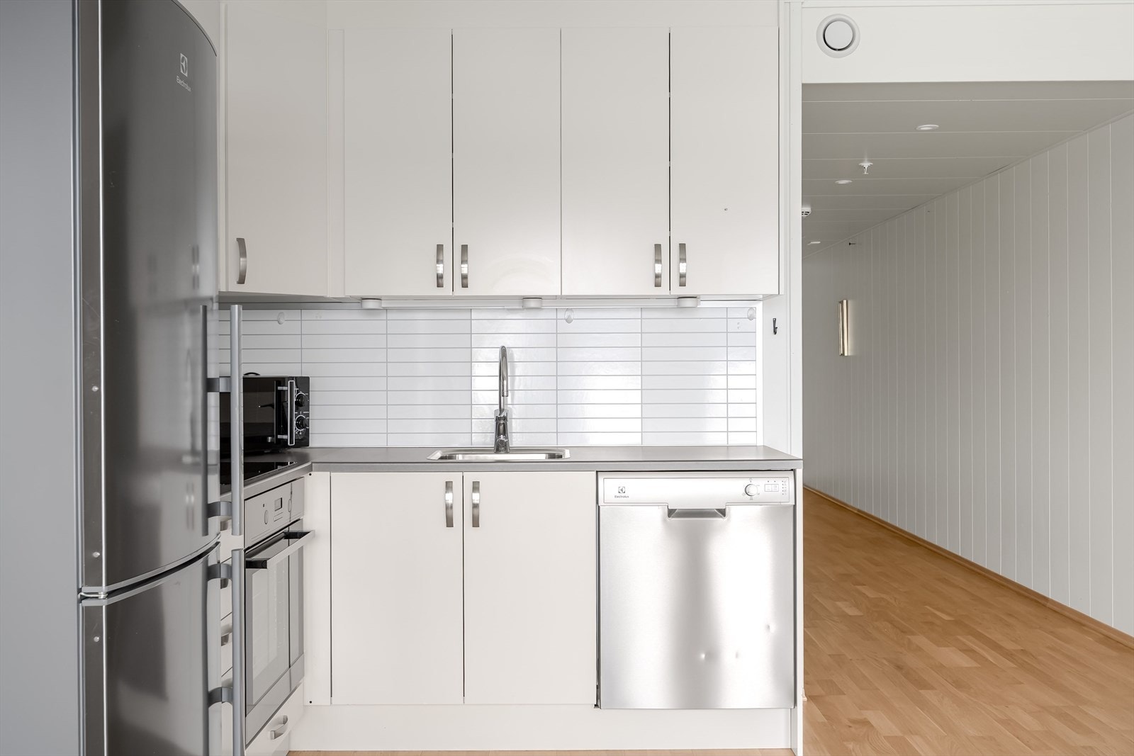 Laminert benkeplate og vask i rustfritt stål. Galleribilde