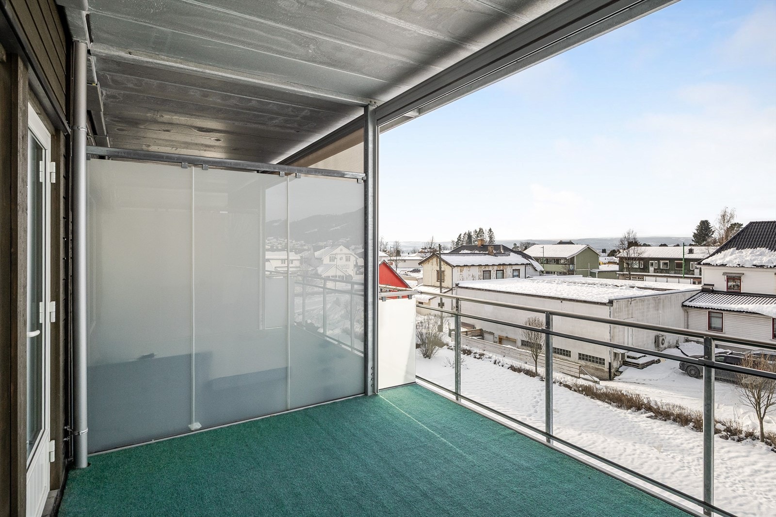 Det er glassrekkverk og teppebelagt gulv på balkongen. Galleribilde