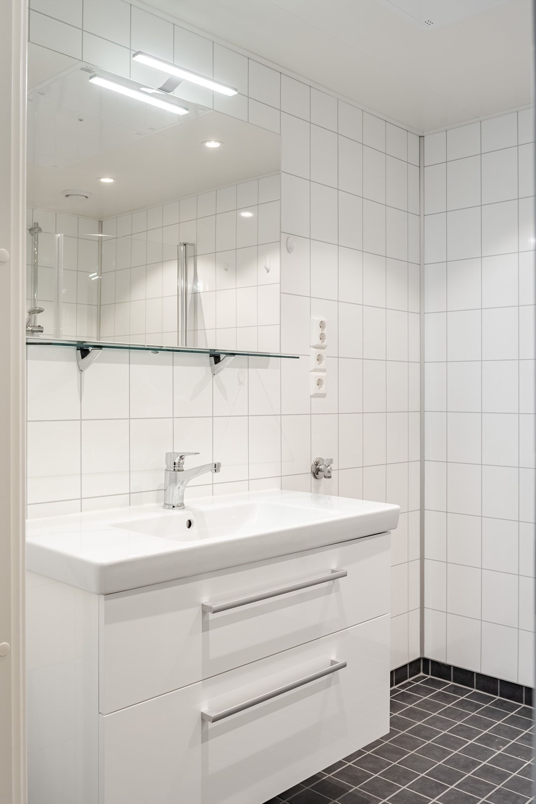 Flislagt og nøytralt bad med vannbåren gulvvarme. Galleribilde