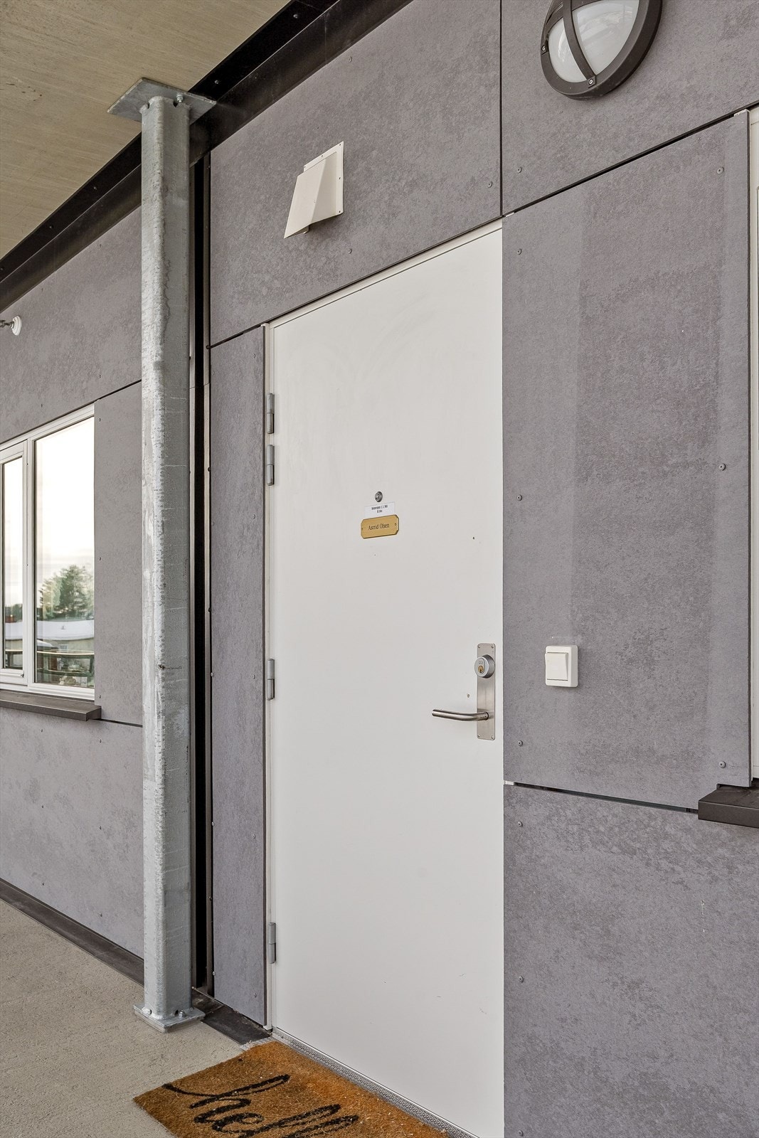 Tett entrédør som tar deg videre inn til leiligheten. Galleribilde