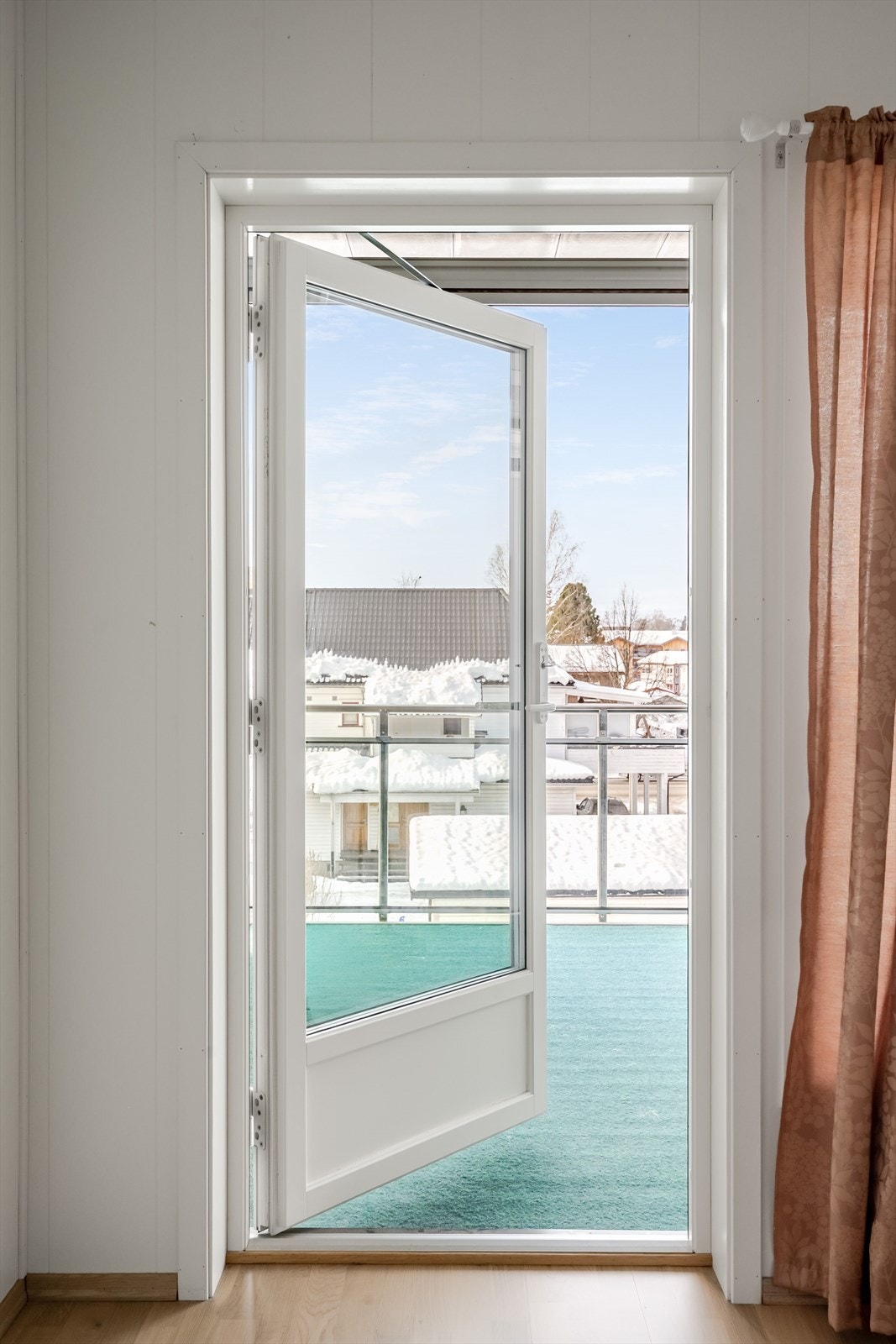 Utgang til vestvendt balkong fra stuen. Galleribilde