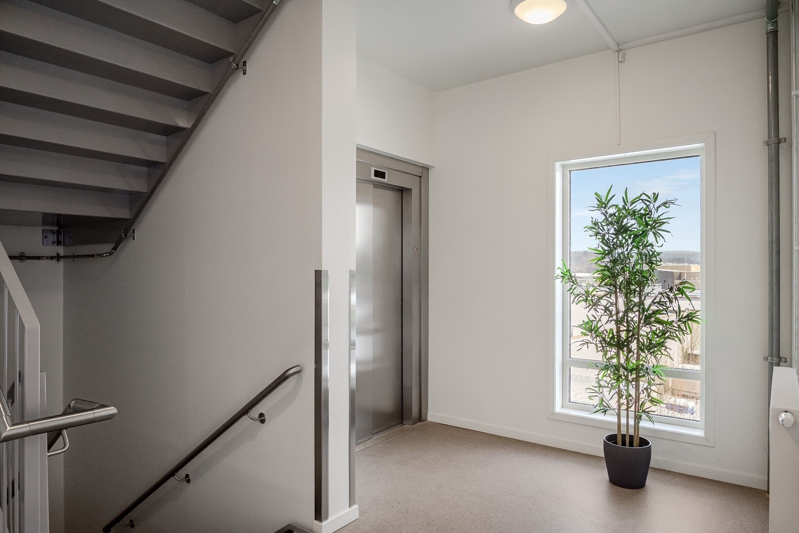 Det er enkel tilgang til alle etasjene i bygget, godt tilrettelagt. Galleribilde