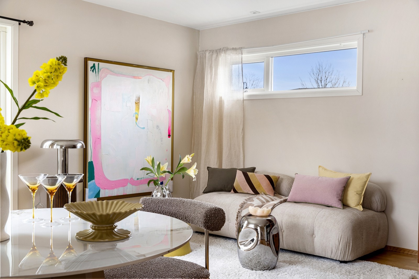 Lysmalte flater, parkett på gulv og listefritt i tak. Galleribilde