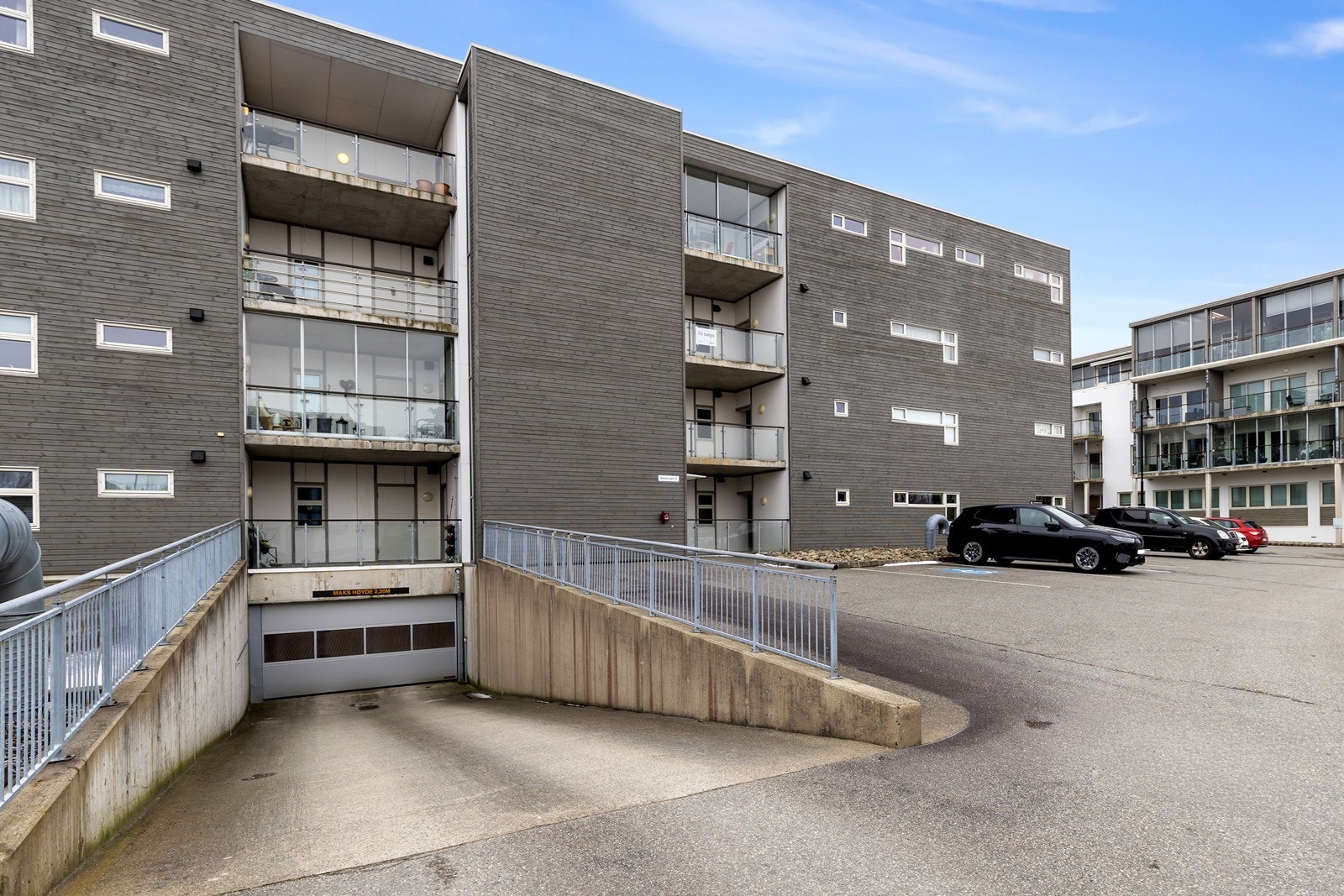 Parkeringsplass i lukket garasjeanlegg. Heis i bygget som tar deg rett opp i leiligheten. Galleribilde