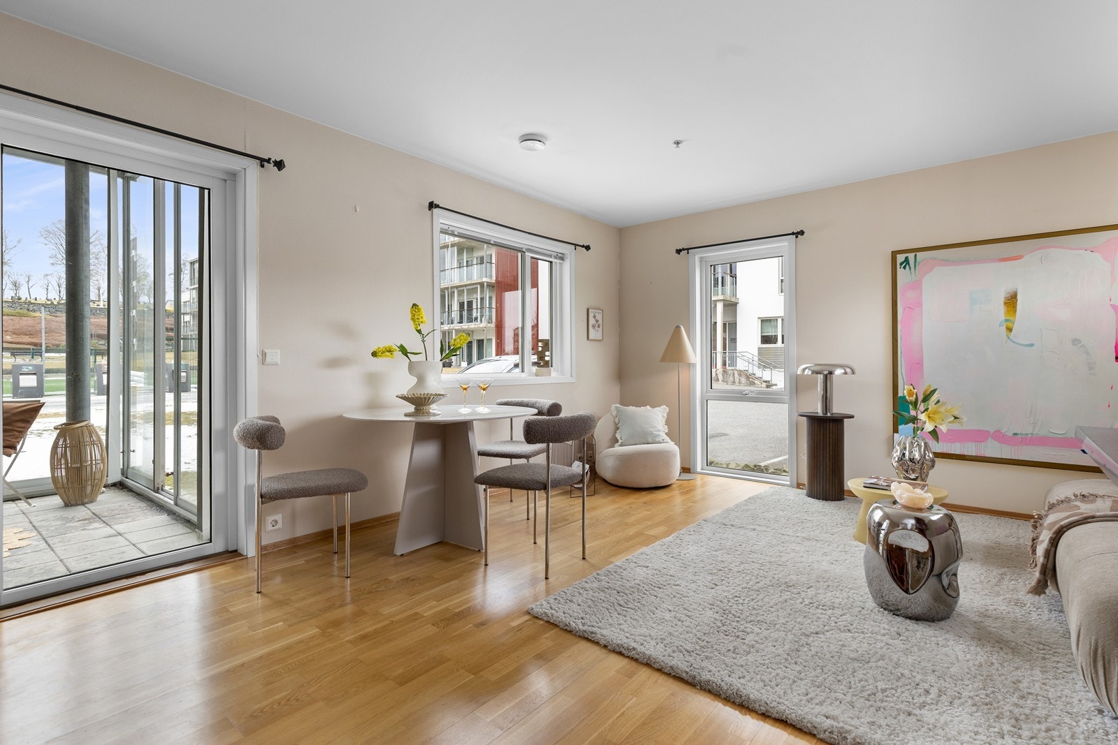 Direkte utgang fra stue/kjøkken til terrassen. Galleribilde